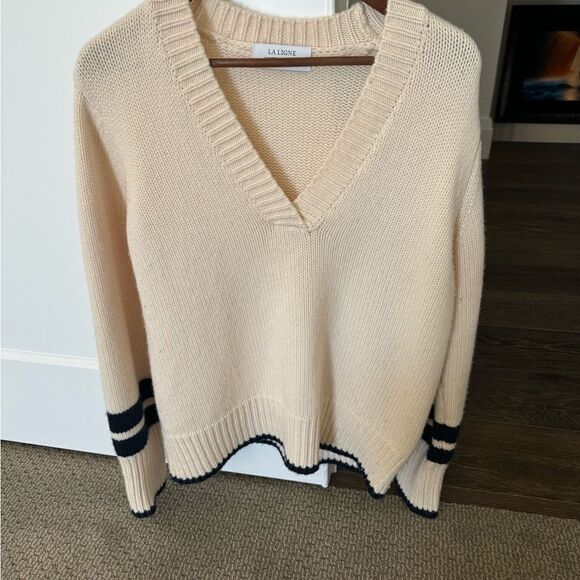 La Ligne V-neck with contrast trim. - Picture 2 of 2